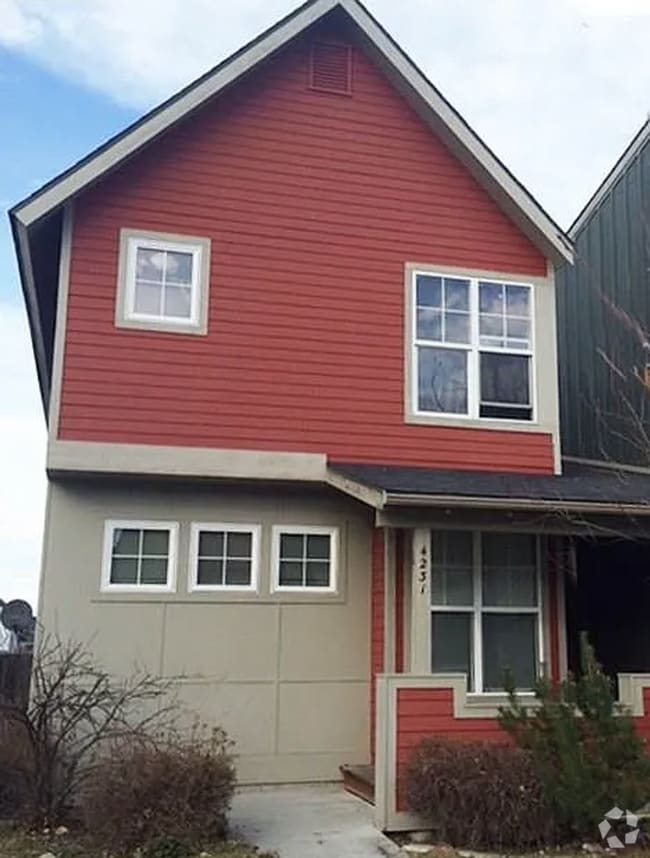 Building Photo - Open Floorplan Townhouse
