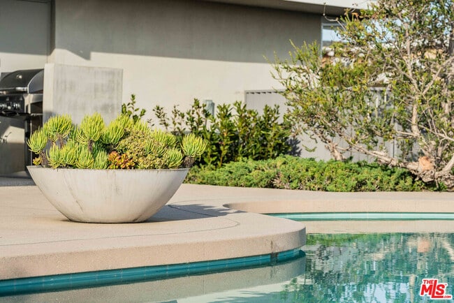 Building Photo - 686 Enchanted Way