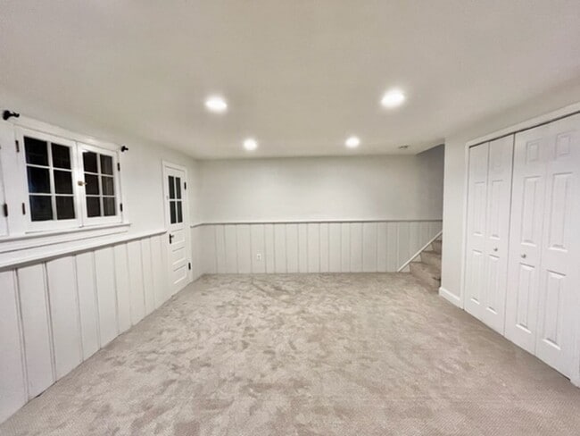 Building Photo - Great 4 BR 3 BA townhouse in great quiet s...
