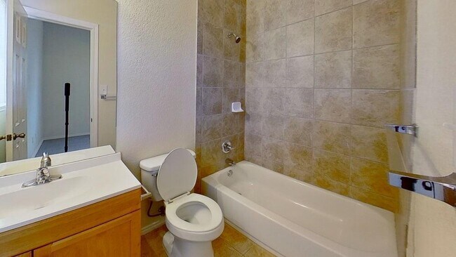 Building Photo - 627 Luther Dr