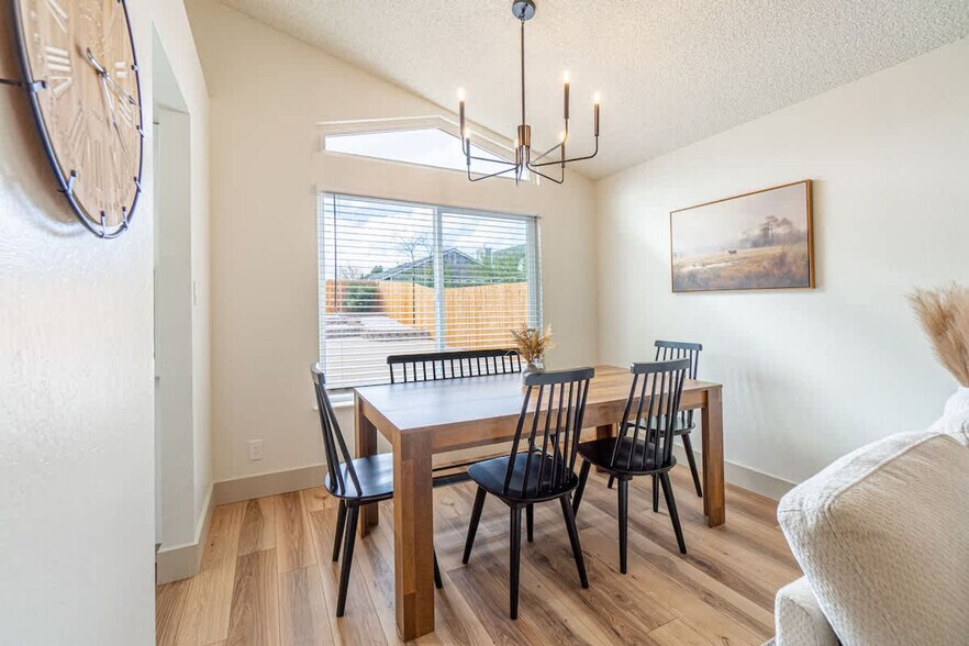 Building Photo - 1059 Chesterfield Ct