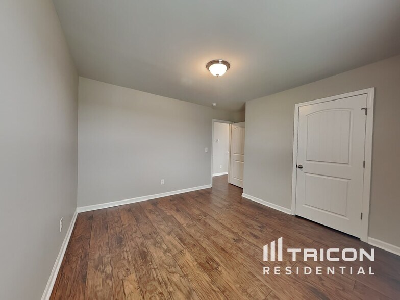 Building Photo - 832 Foxdale Dr