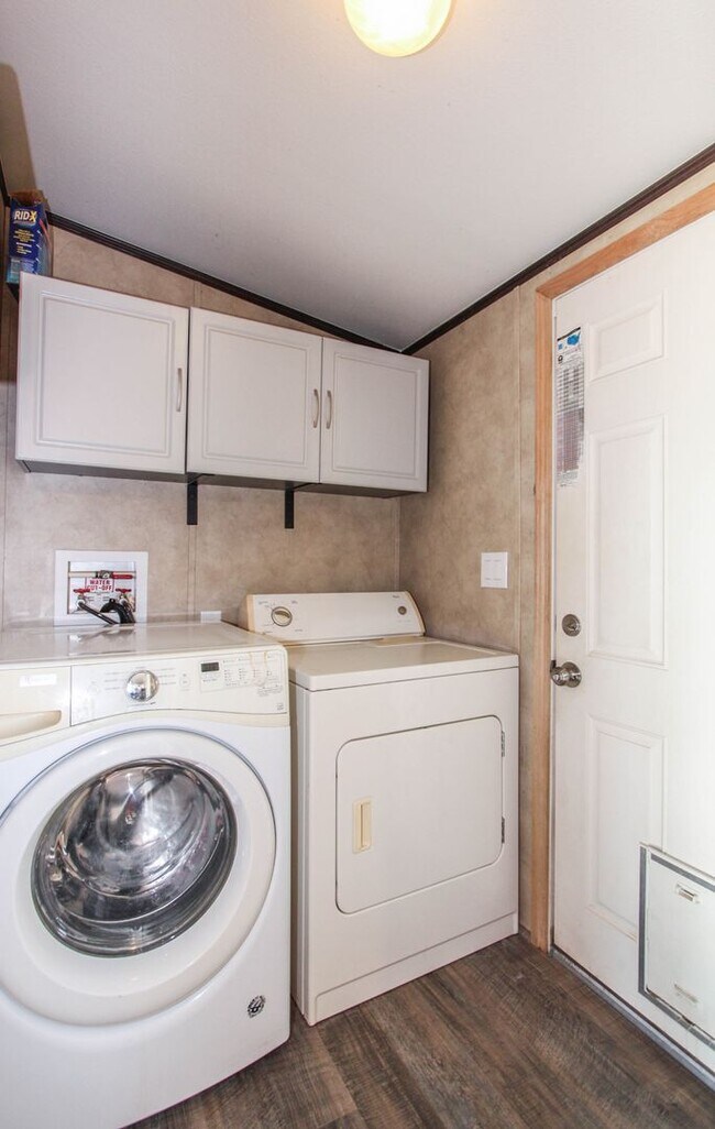 Building Photo - 3 bedroom 2 Bathroom - Horse Property