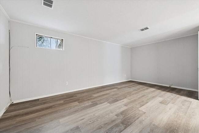 Building Photo - Available Now – Beautifully Updated 3 Bedr...