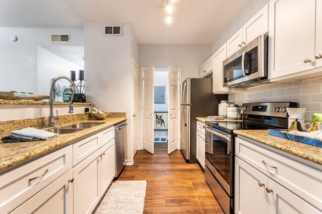 Building Photo - Lakeside Living with 1 Month Free!