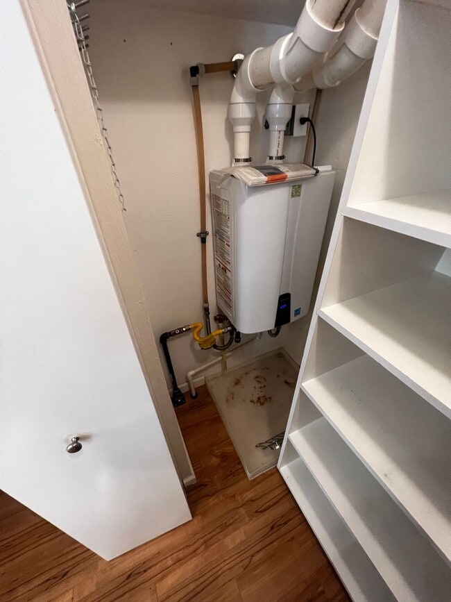 Building Photo - 4-Bedroom 3-Bathroom house with attached 1 bedroom apartment