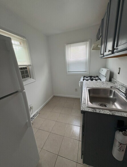 Building Photo - 537 Schiller Ave