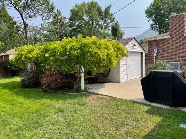 Building Photo - STUNNING 4 bd. 2 bath Executive Sunnyside ...