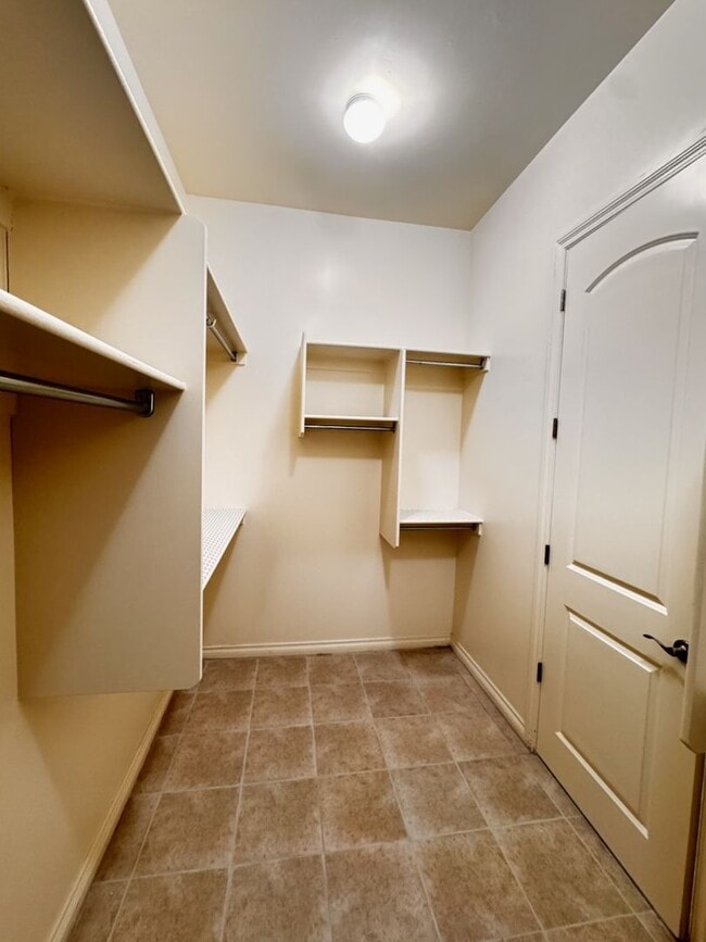 Building Photo - 4 Bedroom + den energy efficient Hamilton High