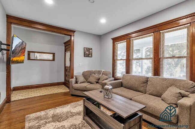 Building Photo - Furnished 3-Bedroom Lower Apartment on Bird Ave
