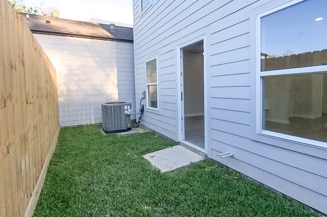 Building Photo - 2832 Mansfield St