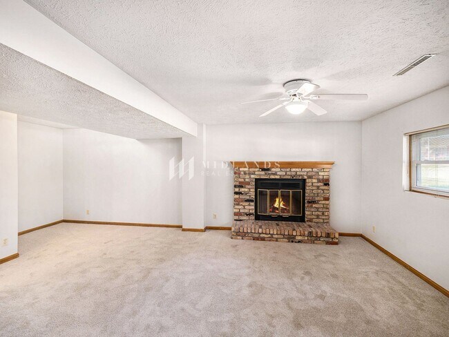 Building Photo - Two Springs Split Entry home