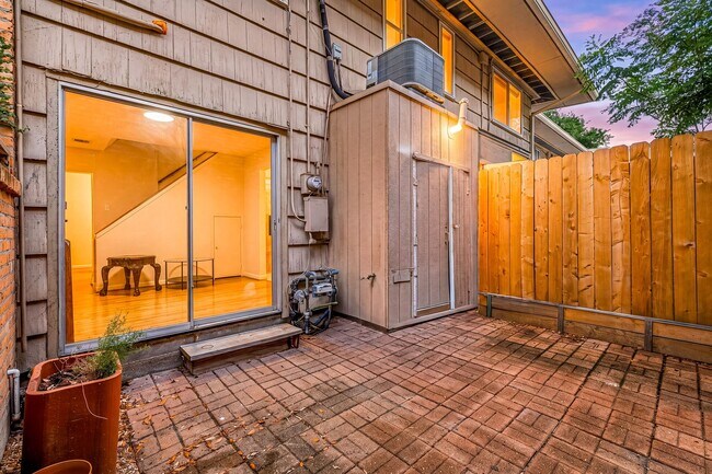 Building Photo - 4018 Blue Bonnet Blvd