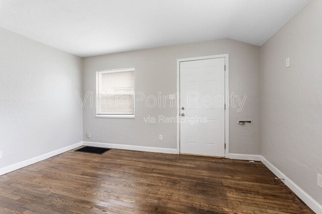 Building Photo - 390 S Powell Ave