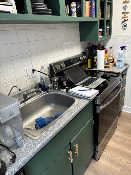 Galley kitchen - 701 Ferndale Ct