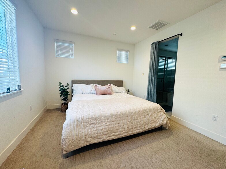 Building Photo - 857 Barney Cmn