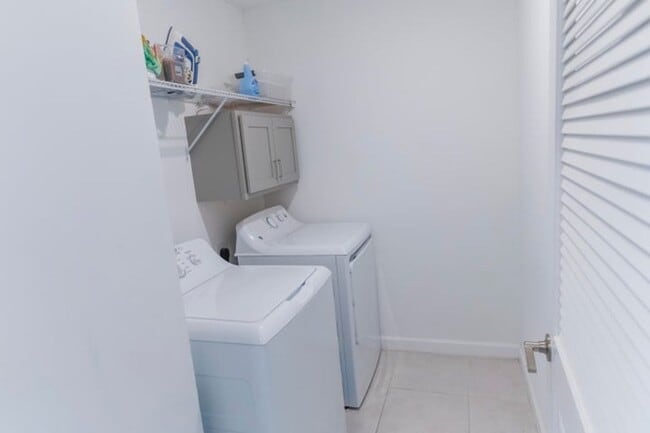 Building Photo - 2025 Sugar Maple Dr