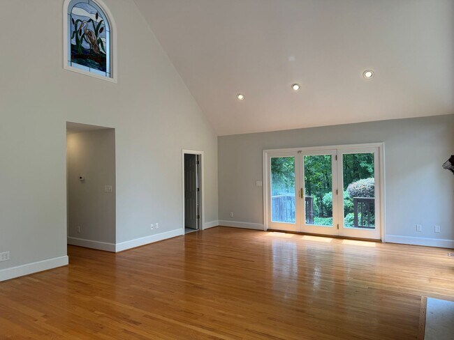 Building Photo - Four Bedroom Lake House in Denver