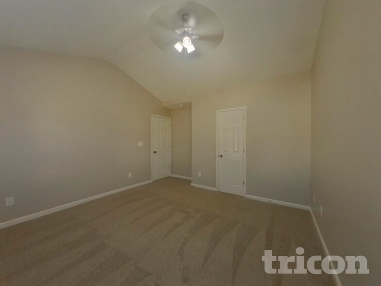 Building Photo - 1411 Hollythorne Dr