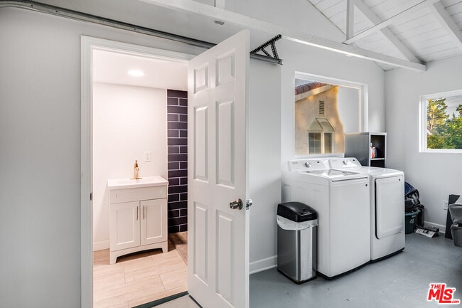 Building Photo - 3323 N Knoll Dr