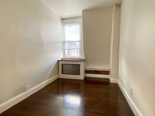 Building Photo - 20-33-33 32nd St