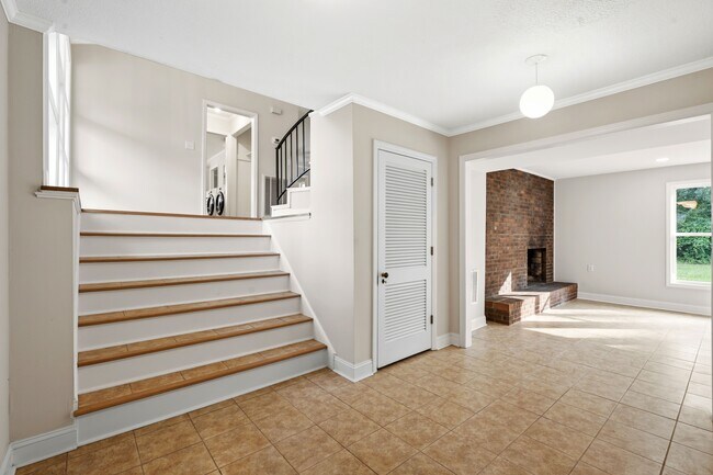 Building Photo - 607 Longleaf Ave