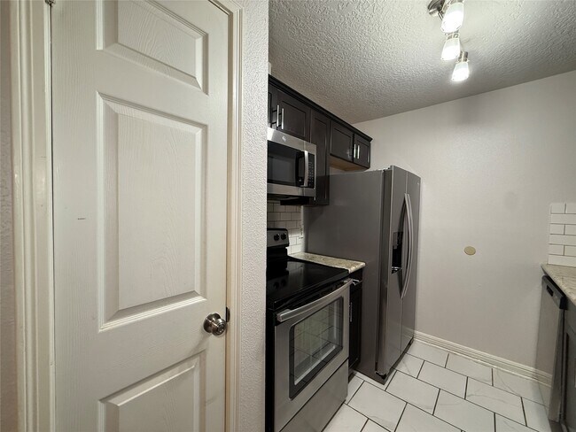 Building Photo - 2125 Augusta Dr