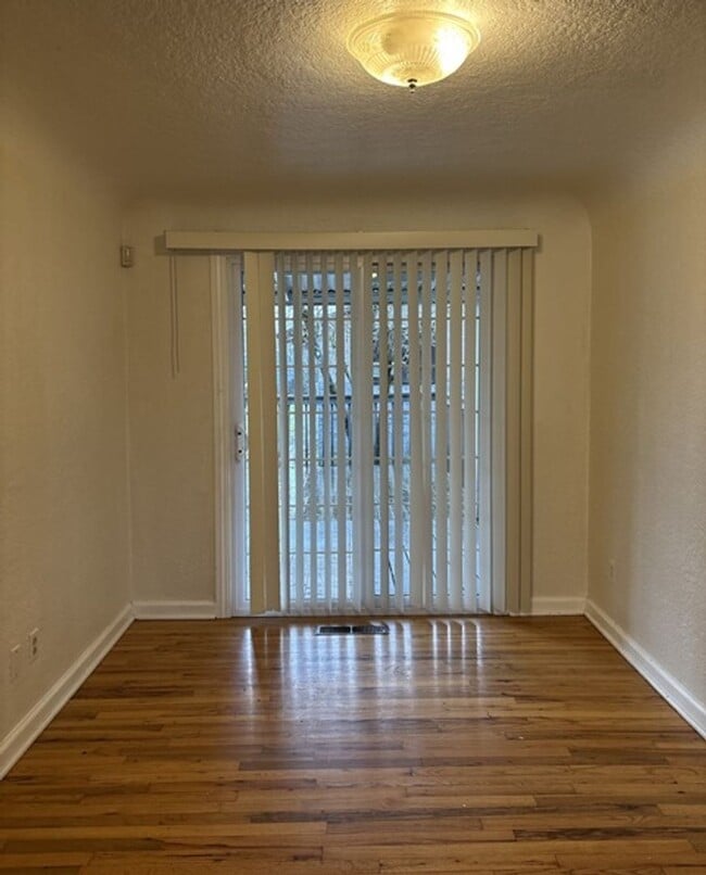 Building Photo - 2Bd/1Ba Single Story House - Available Soon!