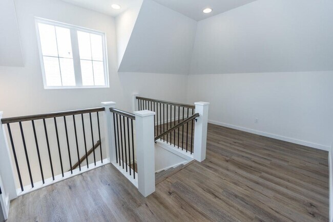 Building Photo - Executive Property located in Republic with a "furnished option" Don't miss this showstopper!!