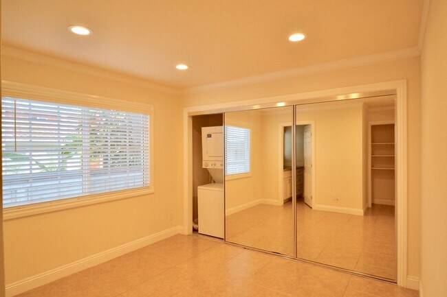 Building Photo - Ground Level Home La Jolla Village! Washer, Dryer, Parking, Upgraded Appliances! Walk to beaches!
