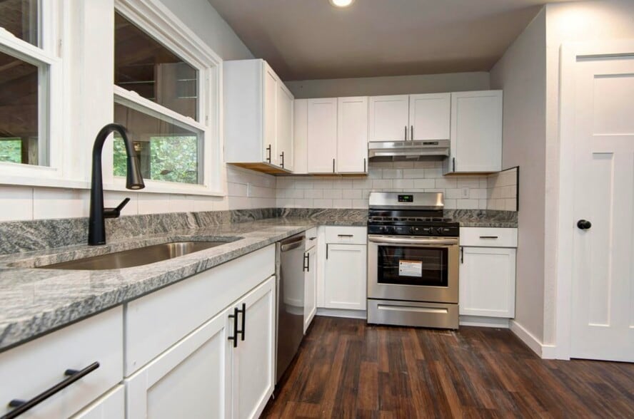 Building Photo - 740 S Warren Ave