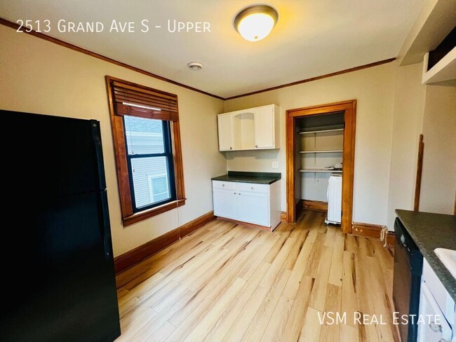 Building Photo - AVAILABLE NOW! Spacious 3 Bed, 1 Bath Uppe...