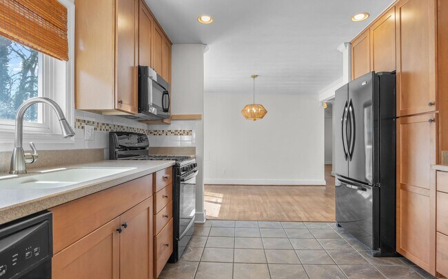 Building Photo - For Rent. 4 Bedrooms