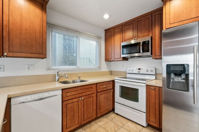 Building Photo - Spacious 3-Bedroom Daly City Home – Prime ...