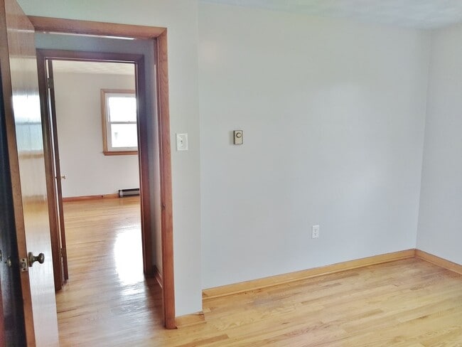 Building Photo - 2 Bed / 1-1/2 Bath Single Family Home