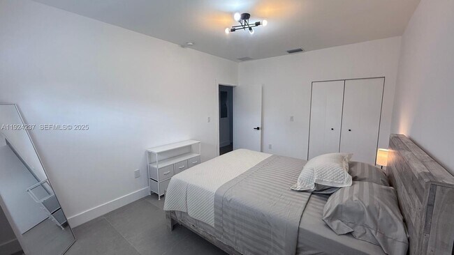 Building Photo - 4701 NE 3rd Ave