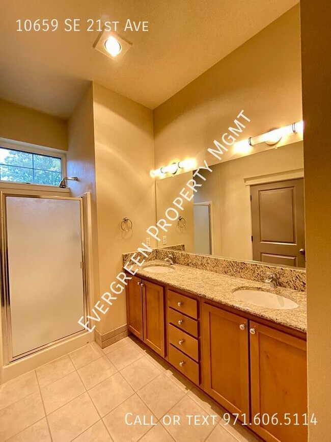 Building Photo - Conveniently Located Townhome With Bonus O...