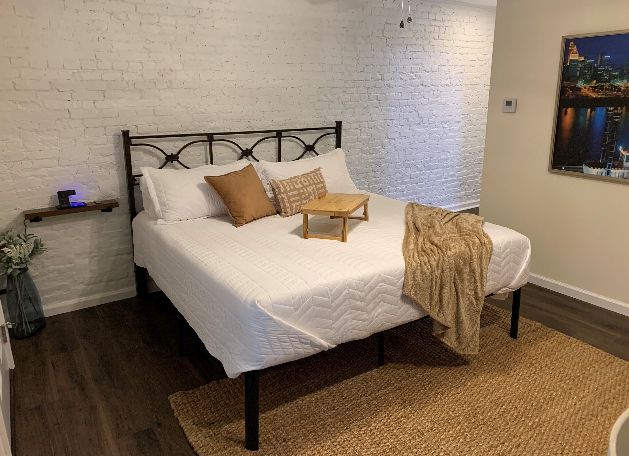 Bedroom can accommodate a king size bed - 1619 Mansfield St