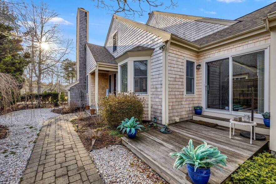 Building Photo - 18 Pine Grv