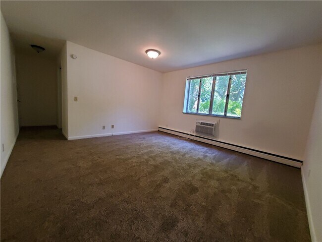 Building Photo - 1077 East Ave