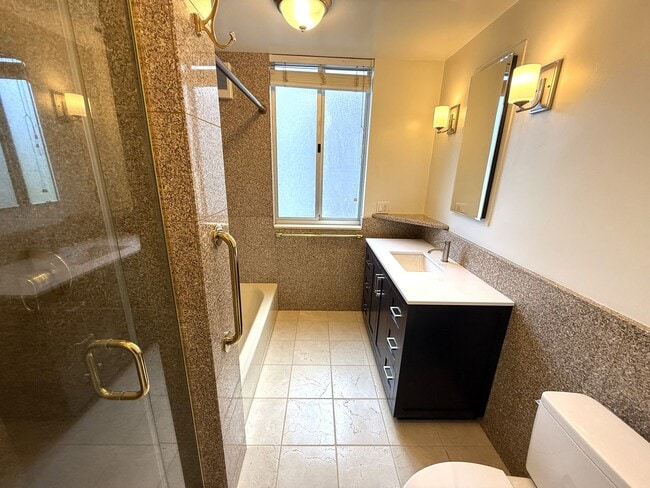 Building Photo - STUNNING, MODERN UPDATES. 2BD/1BA TIBURON ...