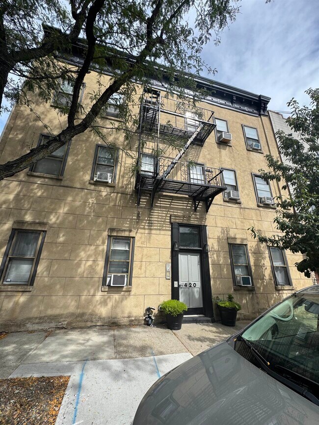 Building Photo - 420 2nd St