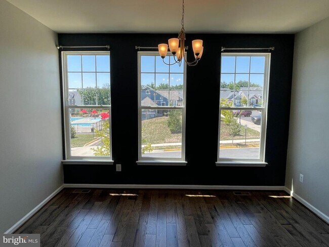Building Photo - 419 Foxglove Way