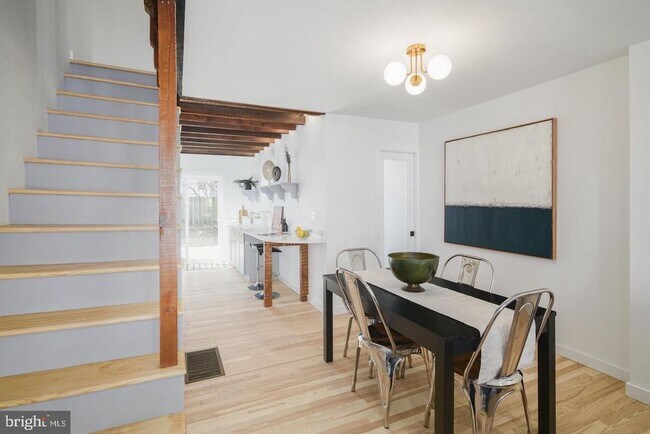 Building Photo - 320 Iona Ave