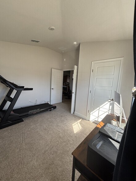 Building Photo - 9835 Olivia St