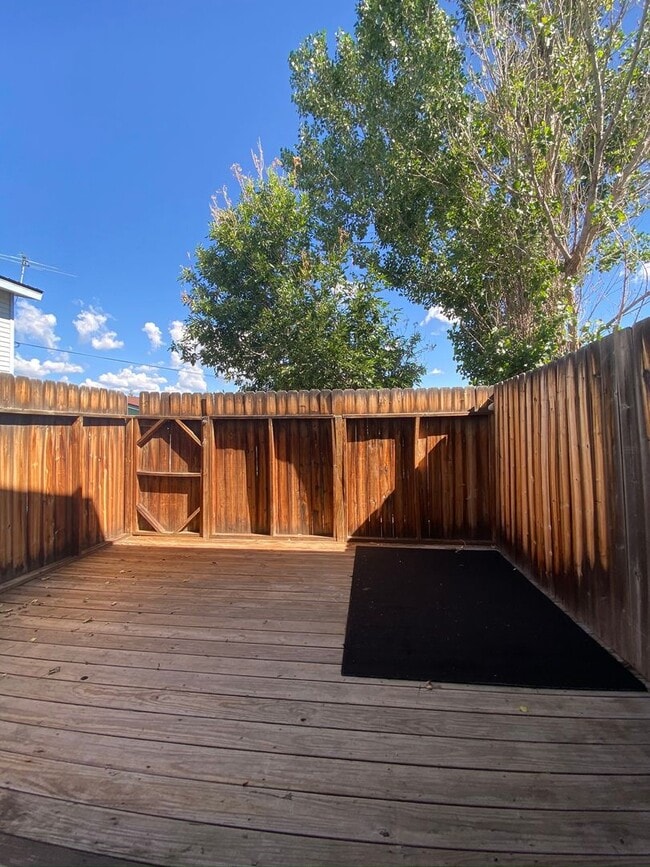 Building Photo - City of Gunnison Spacious 2 bedroom/2.5 bath!