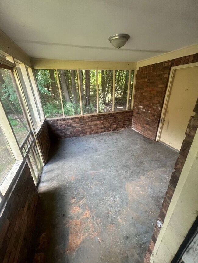 Building Photo - READY NOW!!!! 2 bedroom 1 bath