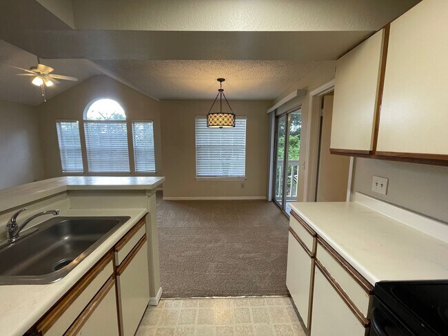 Building Photo - 2br/2ba Tradewinds Condo with Black Applia...