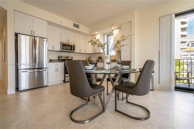 Building Photo - 1091 Galiano St