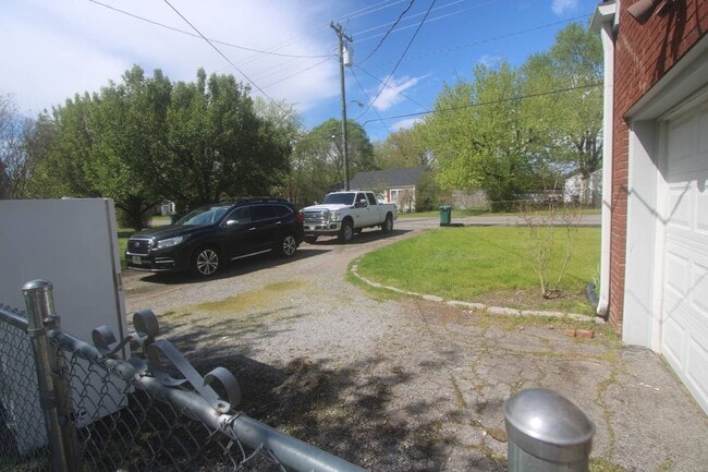 Building Photo - For Lease - 3 Bed, 1.5 Bath, 1600sqft, Sin...